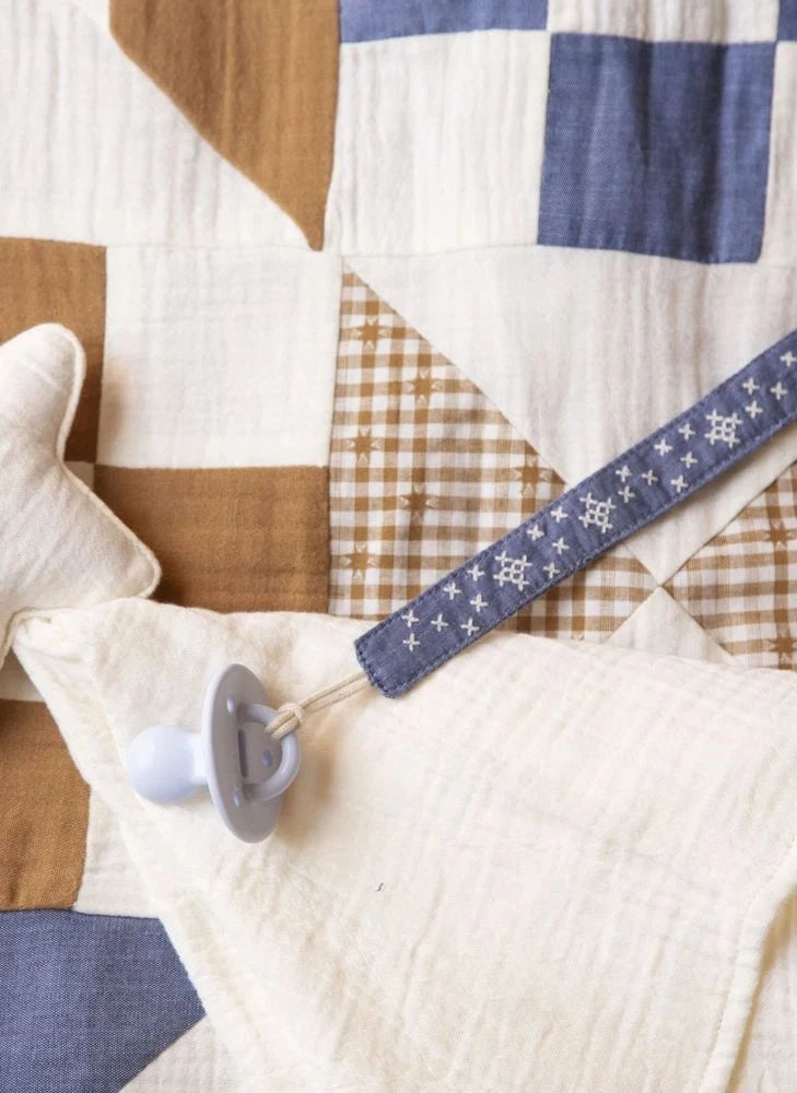 Editions Aimable - Auguste pacifier clip | Blue Chambray